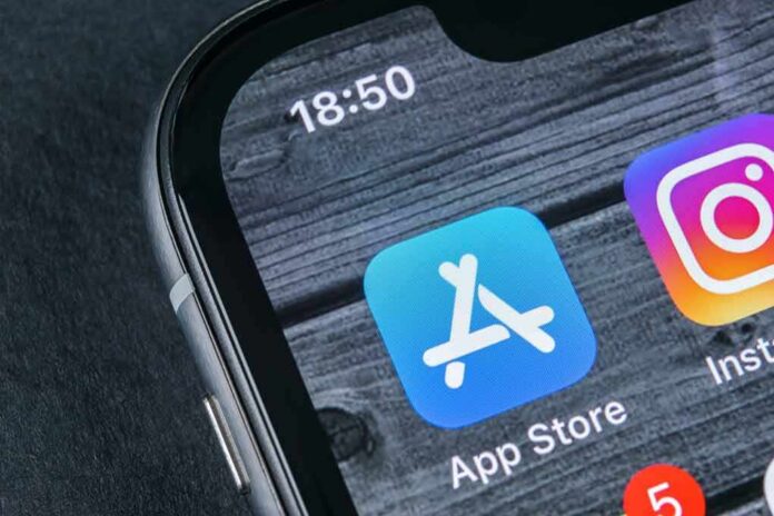 shutterstock_1067766620 smartphone screen showing app icons and notification badges